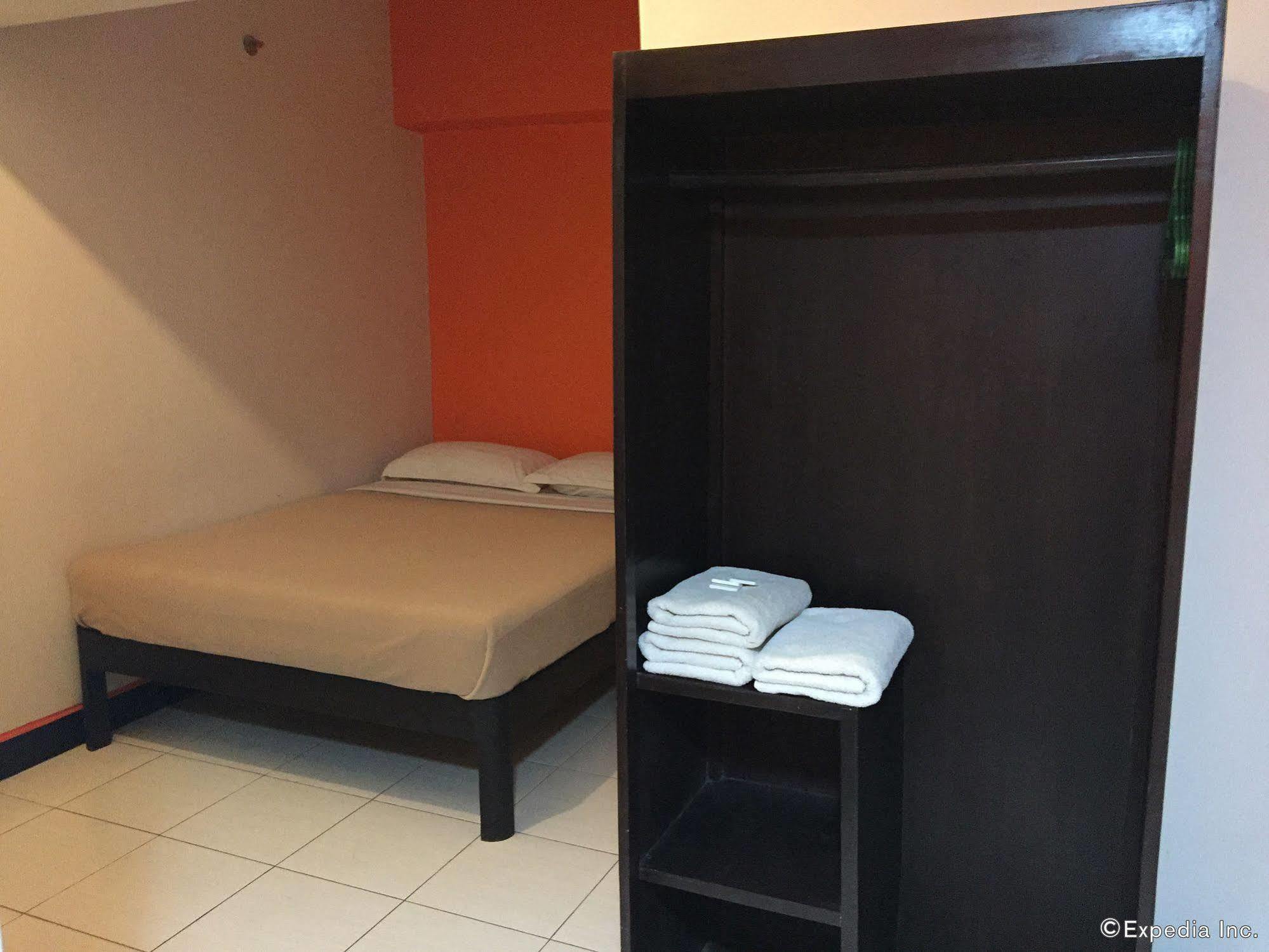 Negrense Suites Bacolod Eksteriør billede